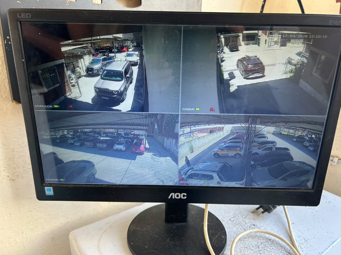 Monitor exibindo câmeras de segurança instaladas pela NEXHOME